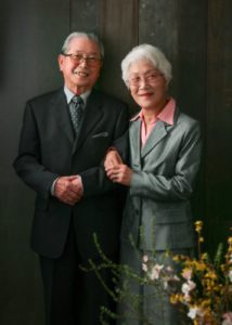 夫婦ともシルバーグレーの素敵なカップル写真です。