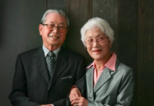 夫婦ともシルバーグレーの素敵なカップル写真です。