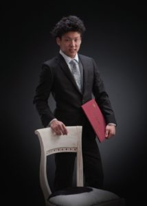 卒業ポートレート写真。男性スーツ姿です。