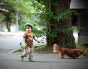 赤ちゃんwith his dogs:亀田八幡宮境内