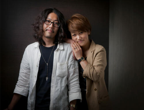 2012年富士営業写真コンテスト銀賞受賞作（ベストカップル）。若い二人の普段着のスタジオ撮影写真です。