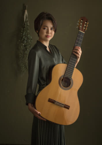 2019年富士営業写真コンテスト入賞作。クラシック・ギターをもった女性ポートレート写真です。