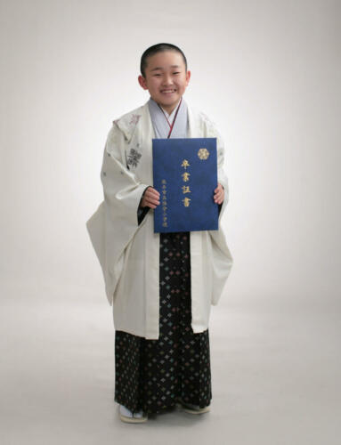 小学校卒業記念。袴姿の男の子