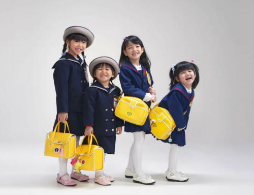 仲良し女の子組。入園写真。みんなおそろい黄色のバッグを持ってます。