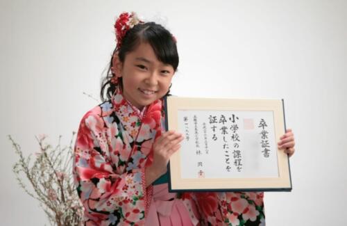 小学校卒業記念写真。袴姿の女の子フォト