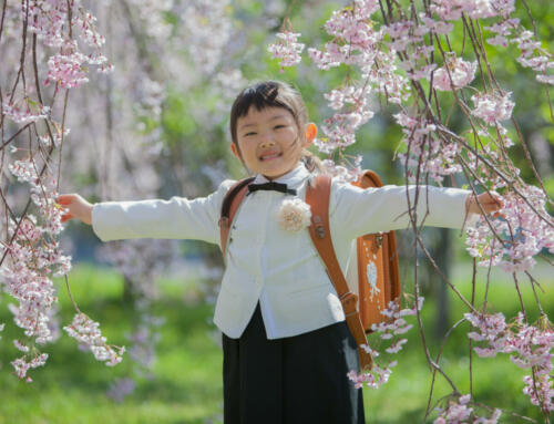桜の中で、入学記念フォト。
