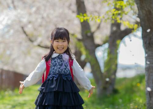 入学記念写真。桜の樹の下で。