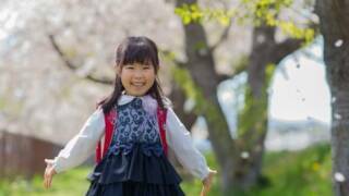 入学記念写真。桜の樹の下で。