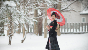 成人式。亀田八幡宮境内の雪の日。。濃い衣装と紅の唐傘が映えます