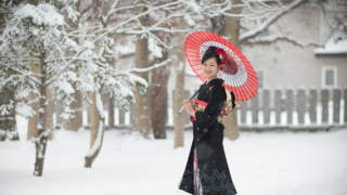 成人式。亀田八幡宮境内の雪の日。。濃い衣装と紅の唐傘が映えます