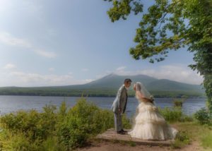 大沼公園。駒ケ岳を背景に。洋装結婚写真